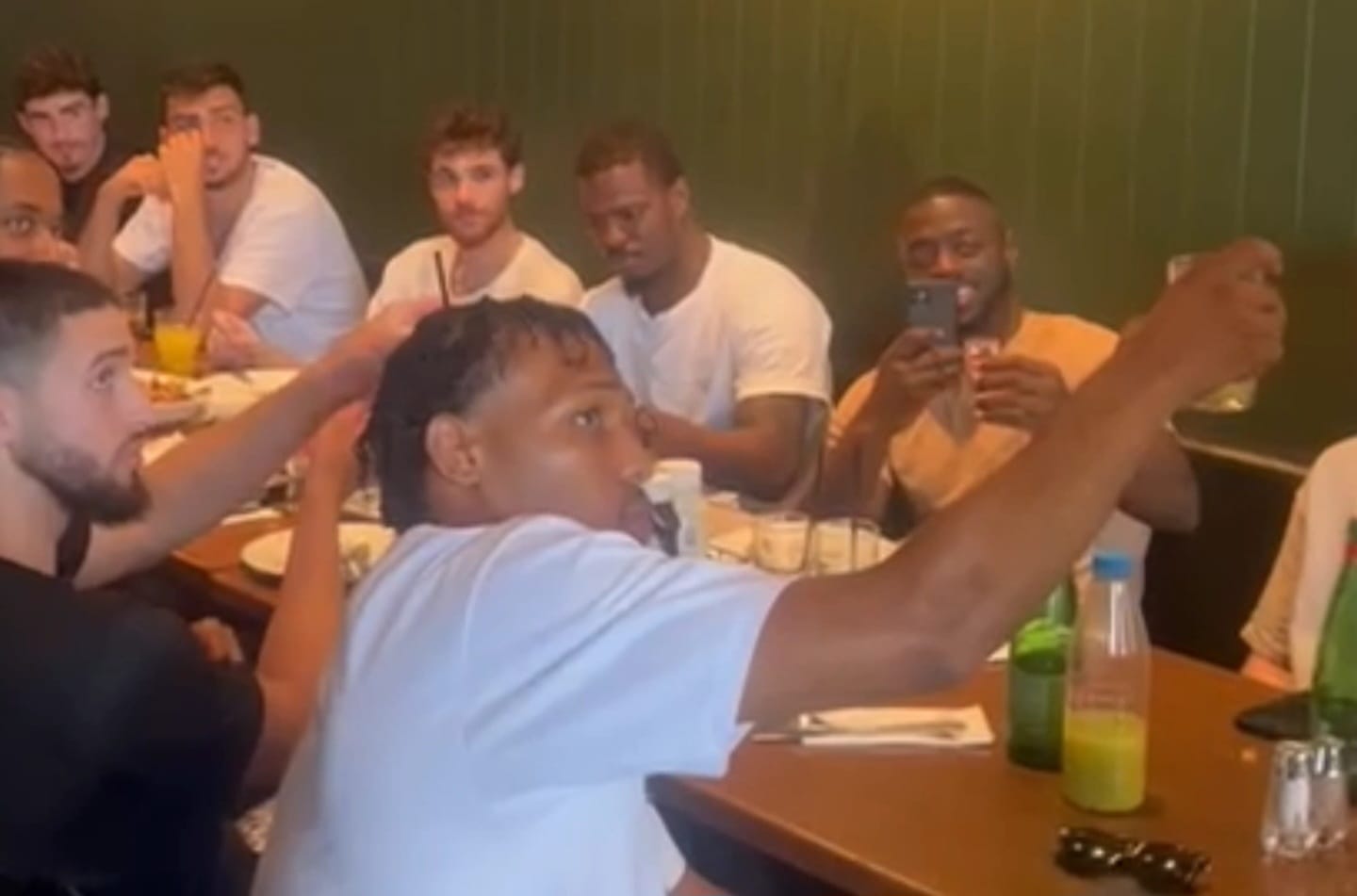 שחקני קבוצת הכדורסל "עירוני נס ציונה" חוגגים את העלייה לפלייאוף "בהמבורג" רחובות. צילום: מסך רשתות חברתיות