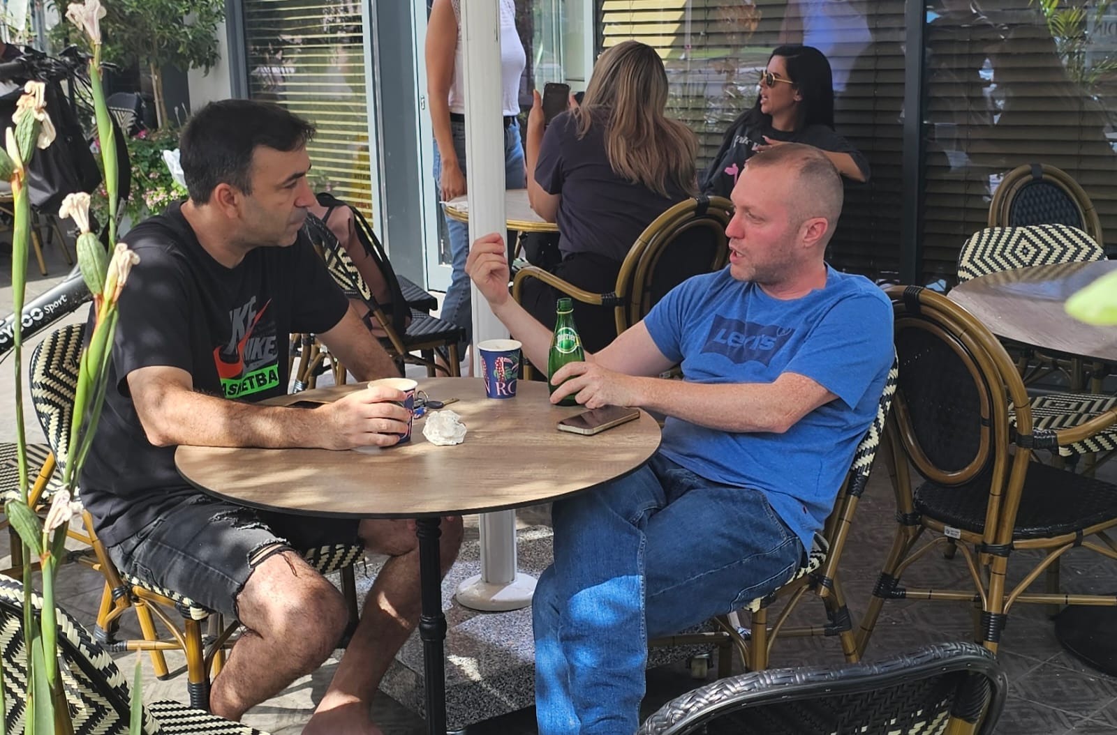 יאמן גם בליגת העל? יו"ר מכבי רחובות בכדורסל אסף פרנק בשיחה "צפופה" עם מאמן הקבוצה קובי חסון. צילום: מערכת "אחלה רחובות"