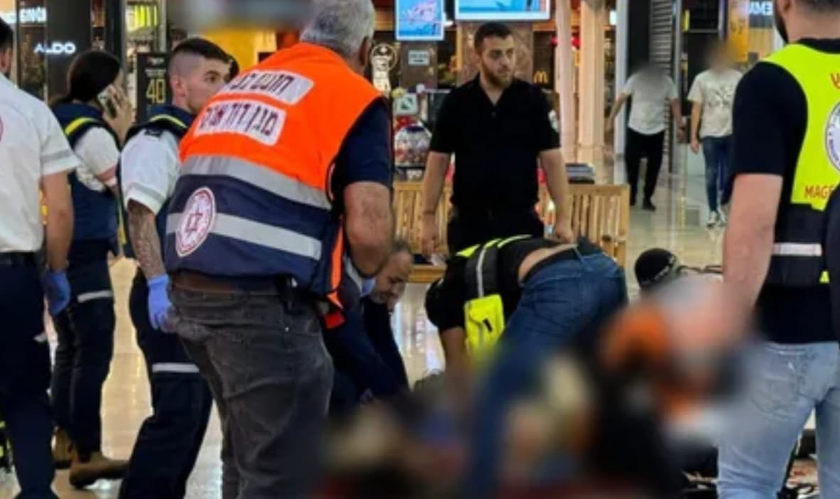 זירת הפיגוע בקניון בכרמיאל. צילום: דוברות המשטרה