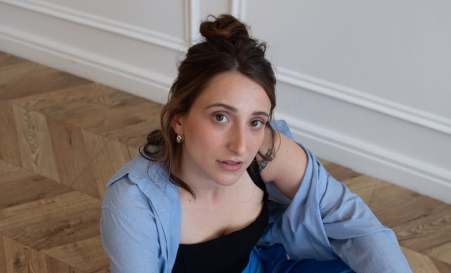 אלונה סער נכנסת בתחנת הרדיו גלי צה"ל. צילום: מסך רשתות חברתיות