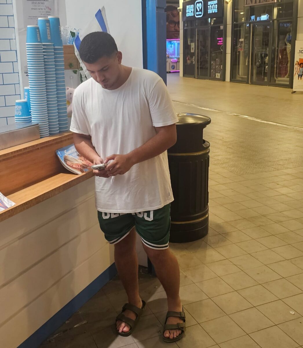 הנה עוד רגע השייק יהיה מוכן. ליאם גולן. צילום: מערכת "אחלה סלבס"