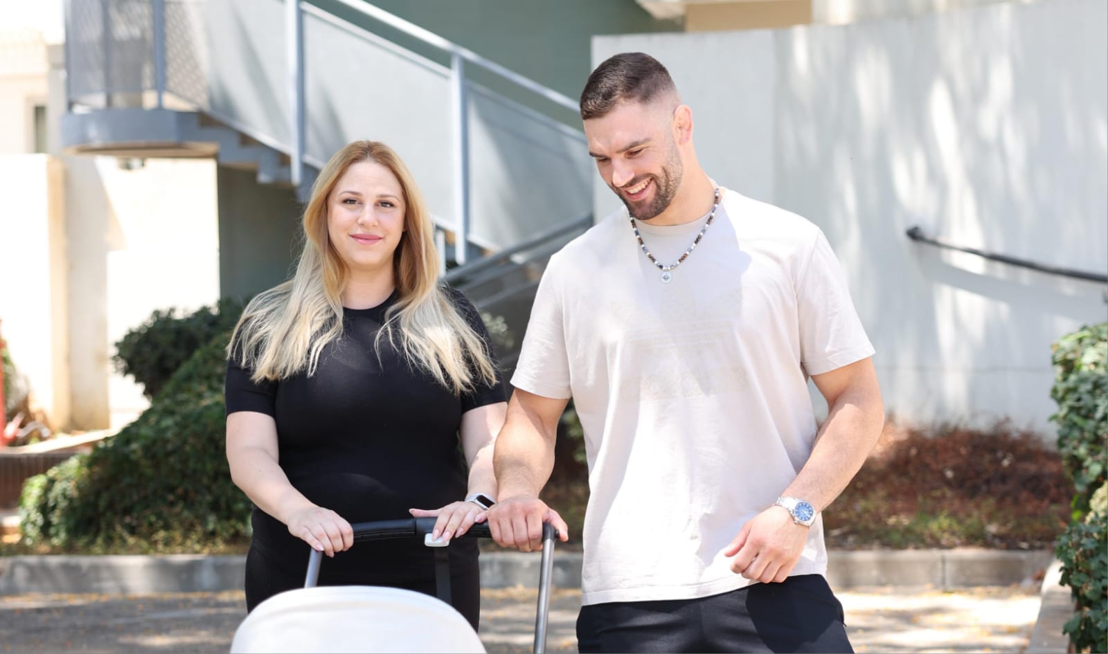 פיטר פלצ'יק ואשתו דניאל יוצאים מבית החולים אסף הרופא לאחר הלידה. צילום: אור גפן