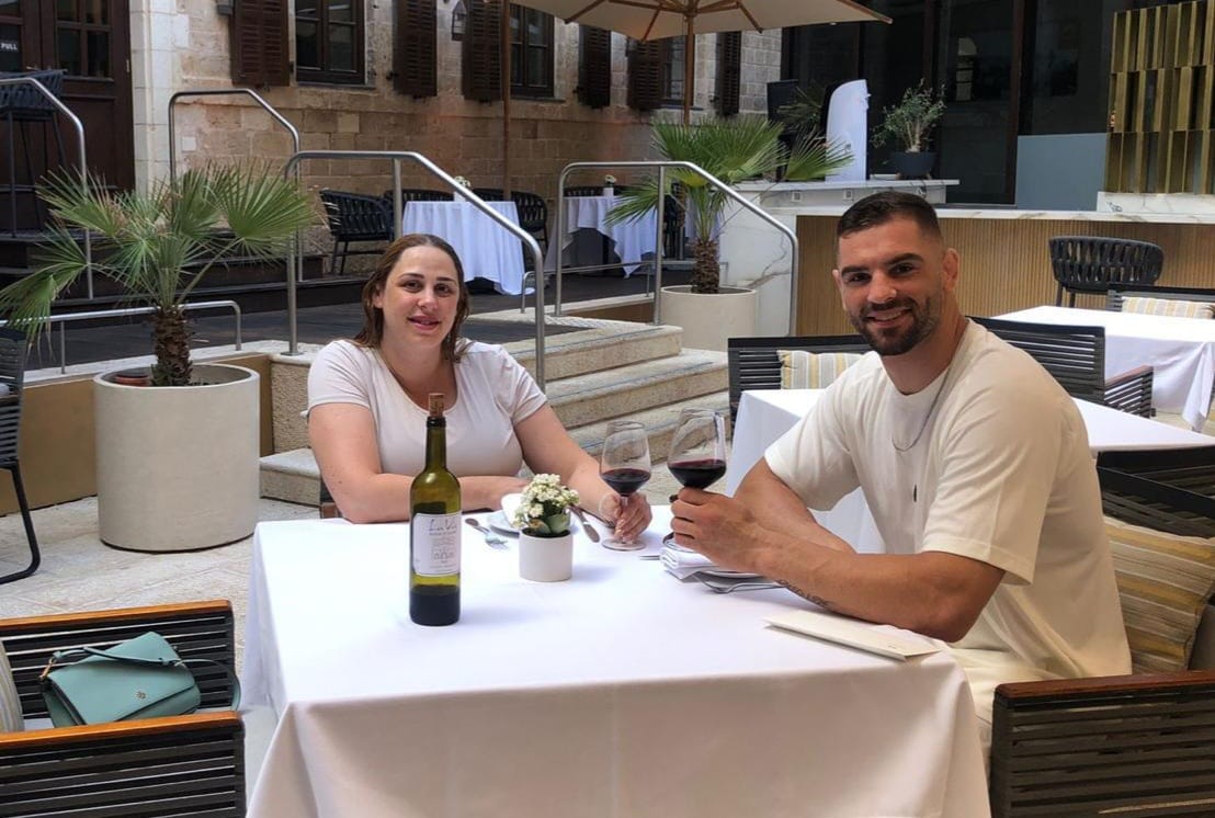 רגע לפני הלידה, המדליסט האולימפי פיטר פלצ'יק ואשתו דניאל מבלים במלון היוקרה "סטאי" תל אביב. צילום: רשת מלונות "סטאי"