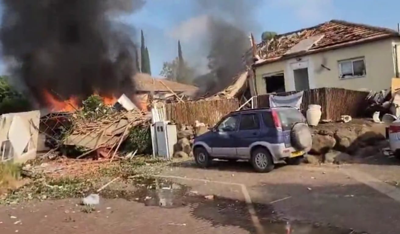 פגיעות ישירות של טילי חיזבאללה בבתים בקצרין. צילום: שימוש לפי סעיף 27א'\מסך רשתות חברתיות