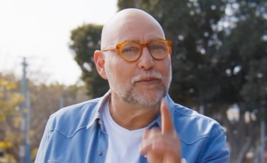 כוכב הטלוויזיה המפורסם והאהוב, צביקה הדר. צילום: מסך רשתות חברתיות