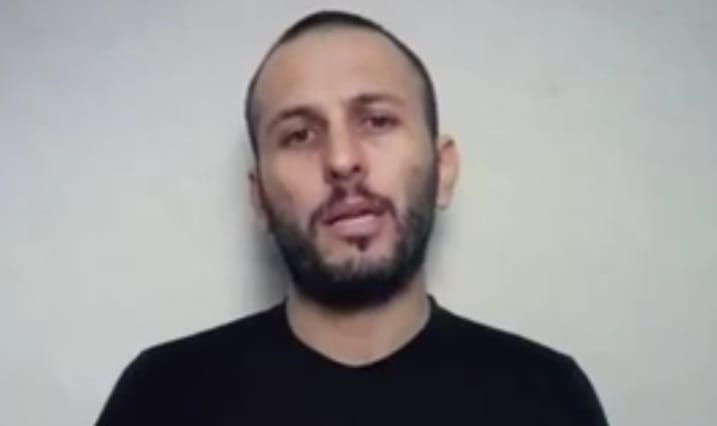 החטוף אשר נרצח באכזריות בשבי ארגון הטרור חמאס אלכס לובנוב ז"ל. צילום: מתוך הסרטון של ארגון הטרור הבזוי חמאס