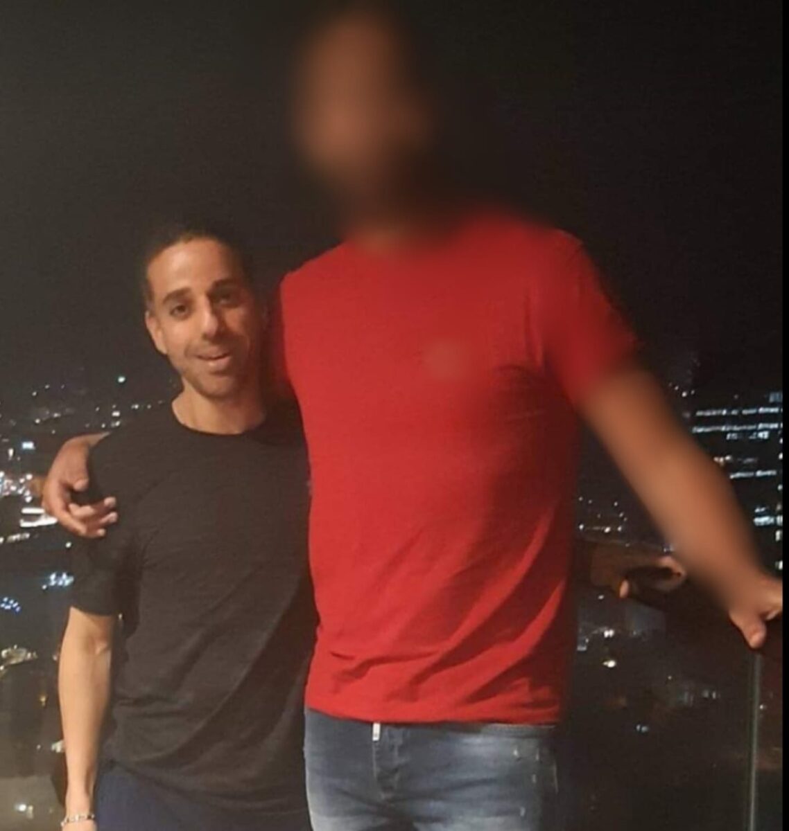 יניב שרון ביחד עם אחד מחבריו הקרובים לשעבר. צילום: מקורות\מסך רשתות חברתיות