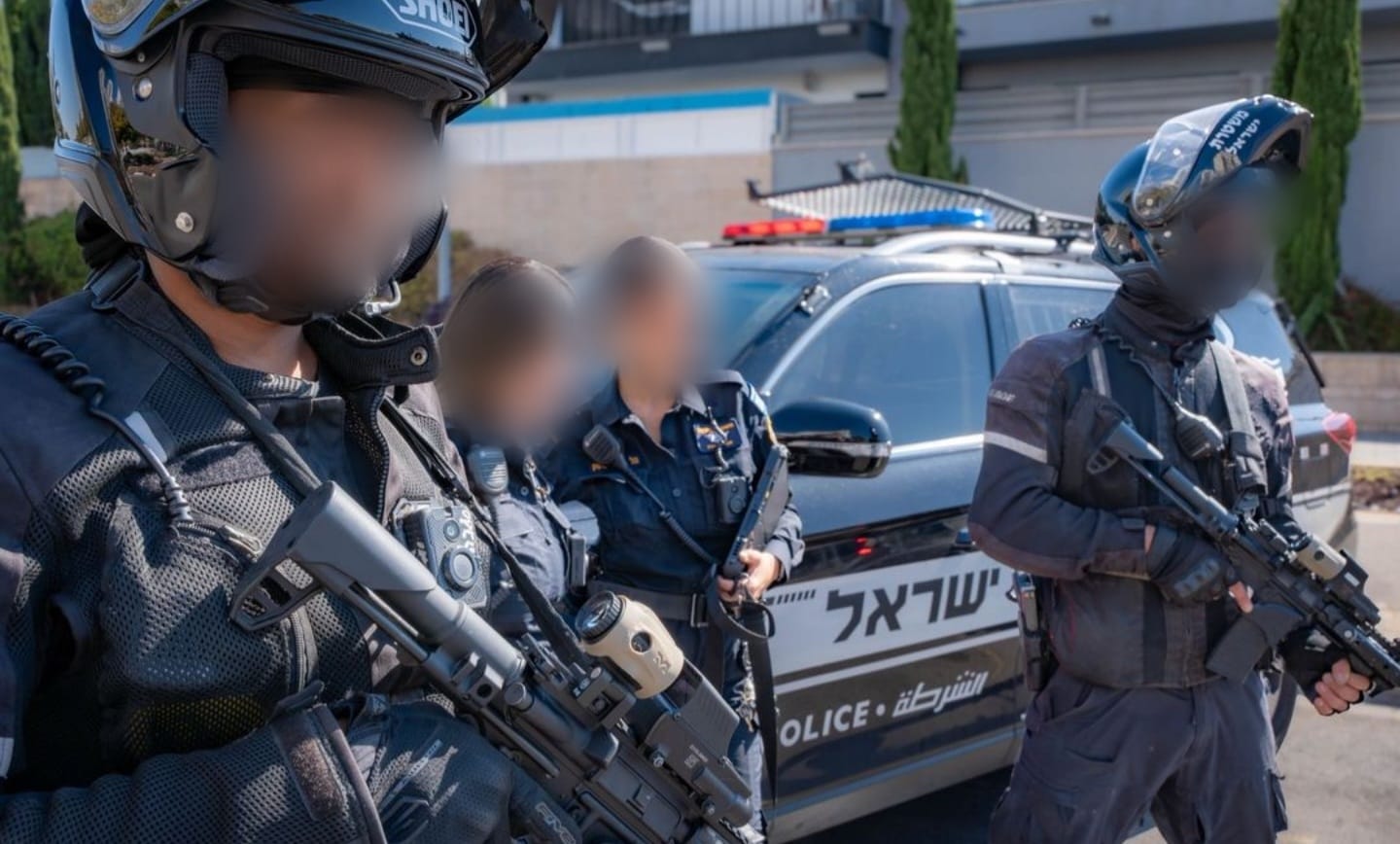 בושות במשטרת ישראל. שוטר בכיר לשוטרת "אני שולחן, שבי לי על הפנים". צילום: מסך רשתות חברתיות של משטרת ישראל