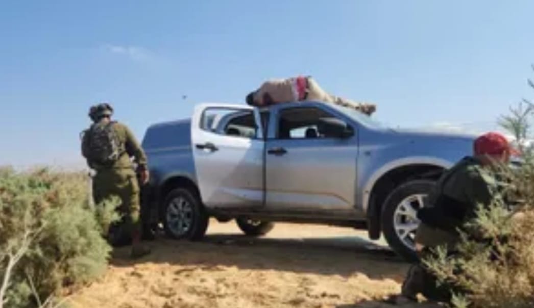 המחבל המחוסל לצד כוחות חיילי צה"ל. צילום: לפי סעיף א27