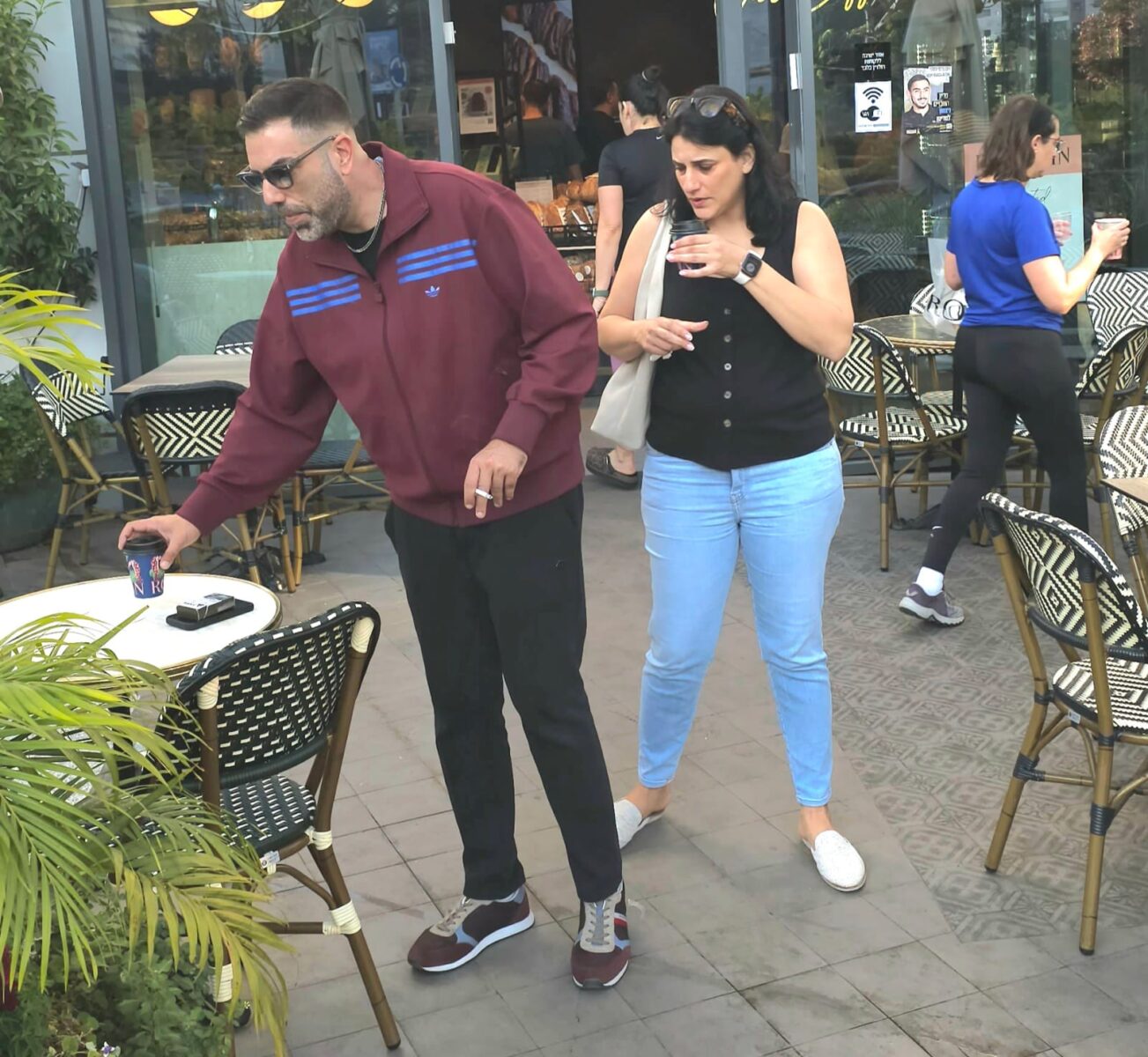 כבר זזים? דניאל כהן ואשתו פותחים את הבוקר בקפה השכונתי. צילום: מערכת "אחלה סלבס"