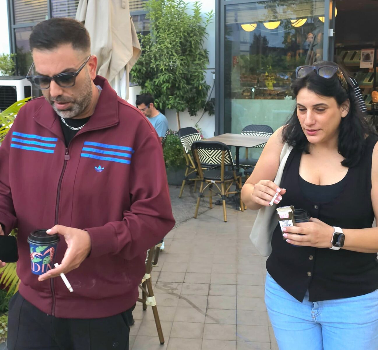 קפה וסיגריה, אבל עדיין לא התעוררו. דניאל כהן ואשתו. צילום: מערכת "אחלה סלבס"