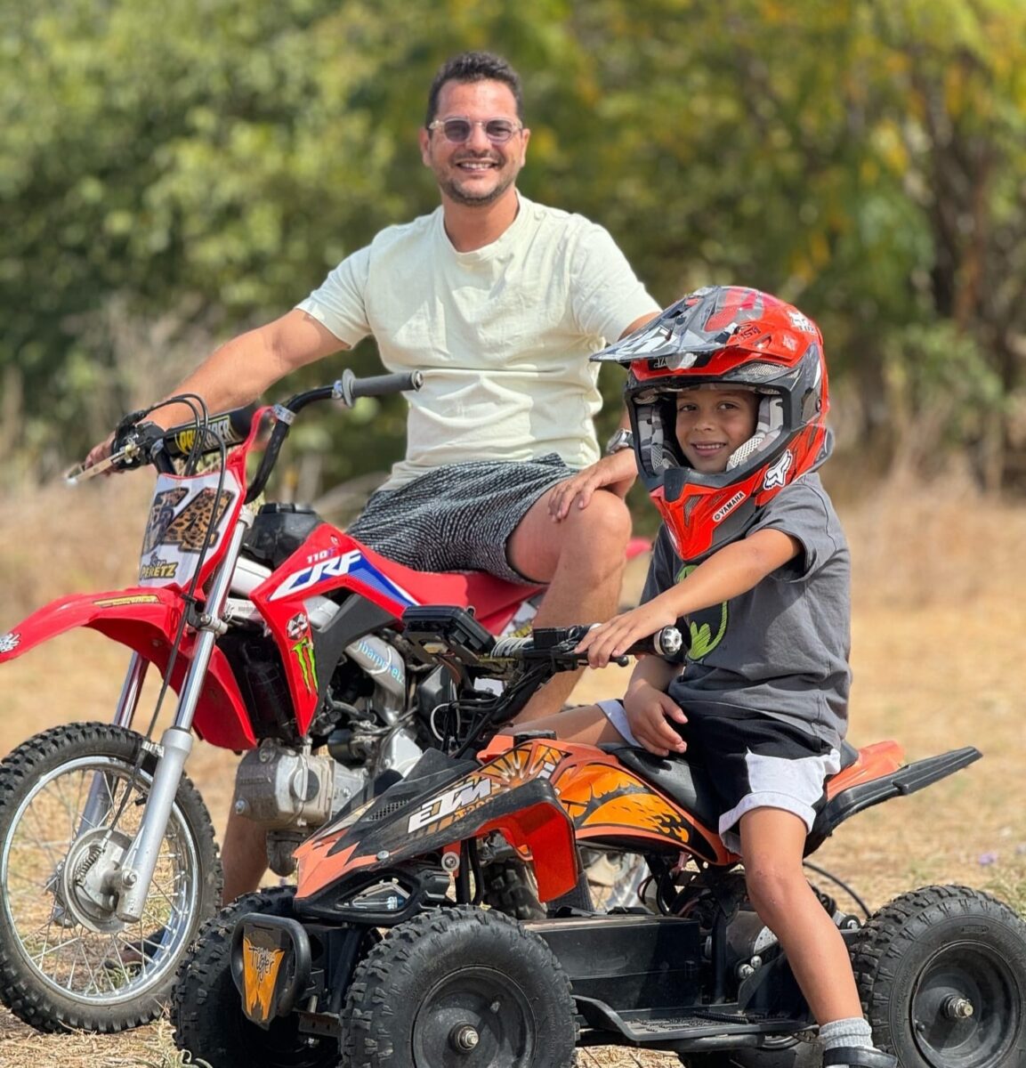 הקומיקאי המוכשר מיקי גבע ובנו הקטן. צילום: מסך רשתות חברתיות