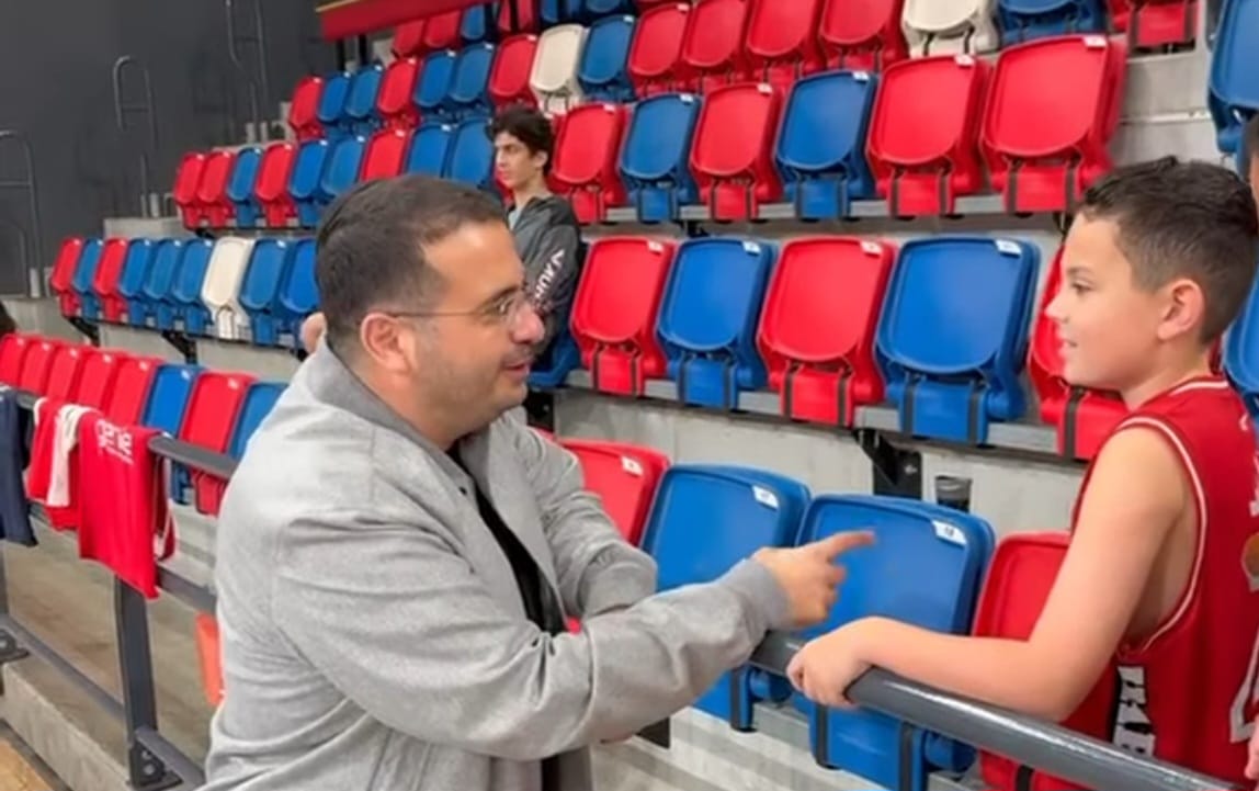 עופר ינאי מדקלם את פרשת תרומה לילד בר המצווה דילן. צילום: מסך רשתות חברתיות