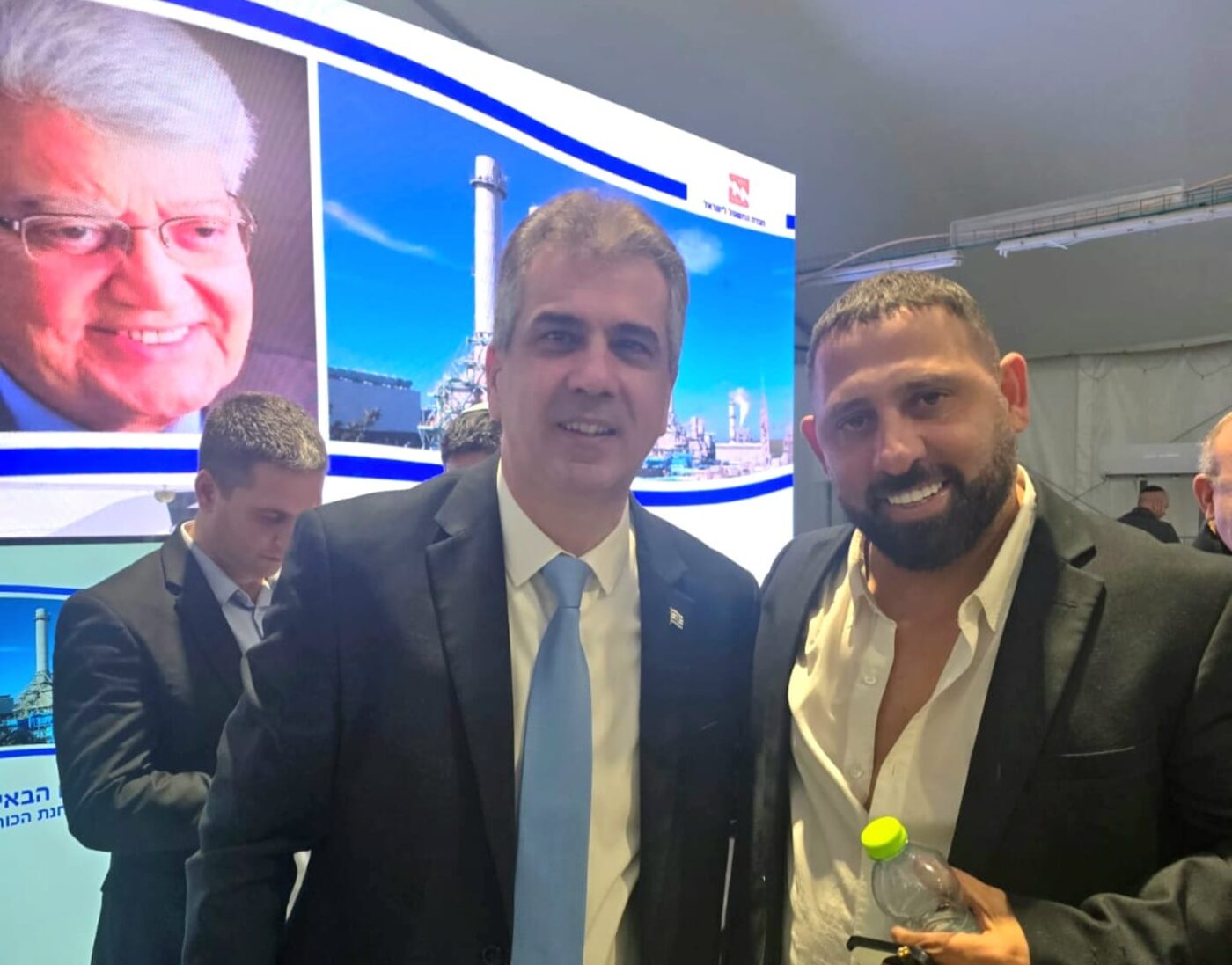 שר האנרגיה והתשתיות אלי כהן ביחד עם איש העסקים והנדל"ן, אשר בן עוז בטקס החגיגי בתחנת הכוח. צילום: מערכת "אחלה חדשות"