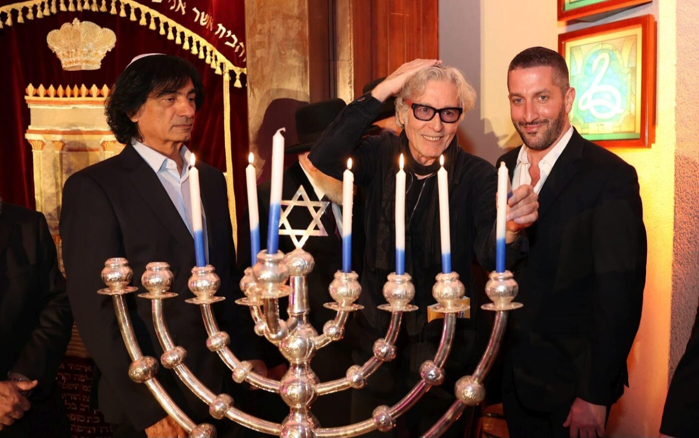 שלמה פיבקו נשיא בית הכנסת הגדול, הזמר והיוצר ברי סחרוף ואלי שתיוי נציג משפחות החטופים. צילום: אור גפן