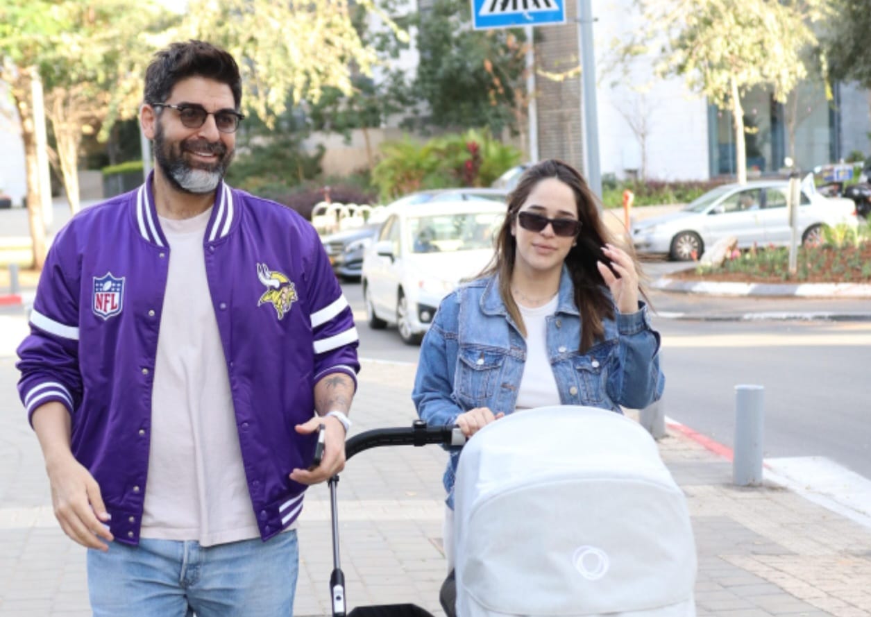 הורים טריים. רותם כהן ואשתו שי שגיא. צילום: אור גפן