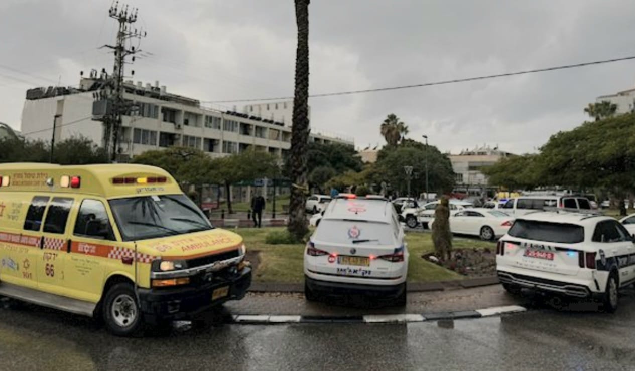 זירת הפיגוע בהרצליה. צילום: דוברות מד"א