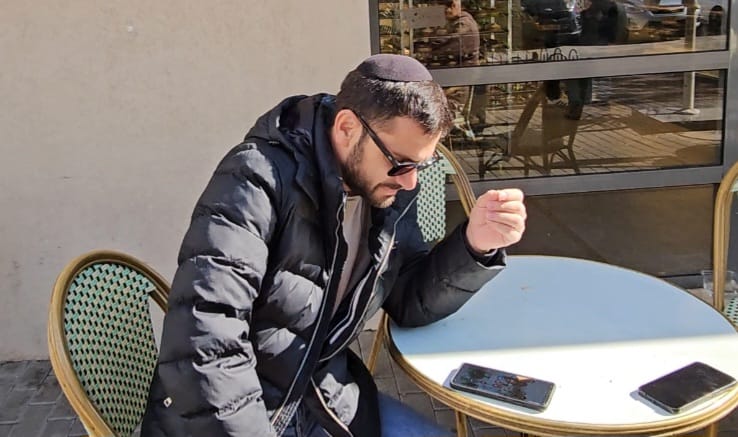 אלירז שדה מתכונן לתוכנית האקטואליה החדשה בערוץ החדשות "i24news". צילום: מערכת "אחלה סלבס"