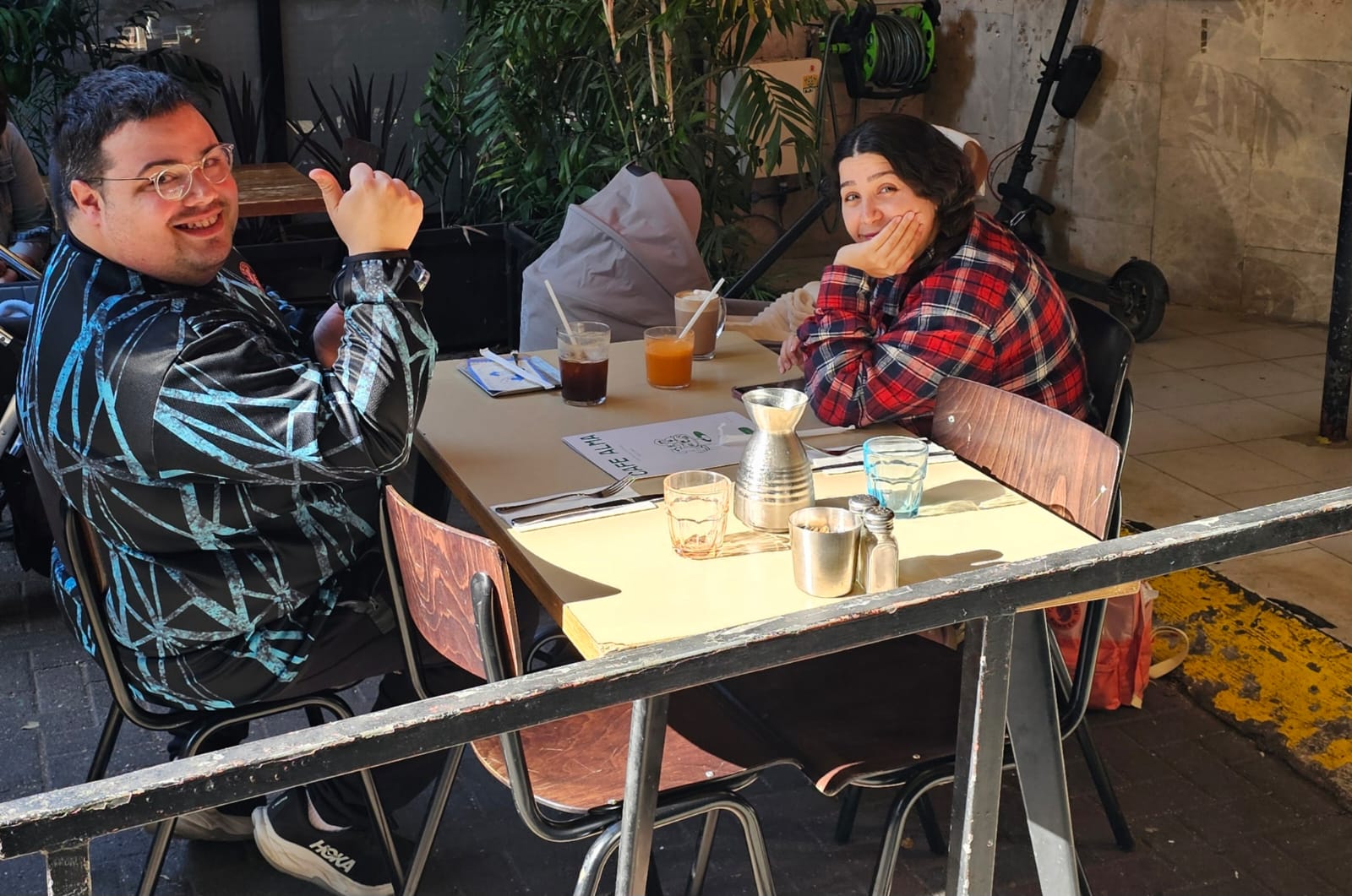 ההורים הטריים אוראל צברי וסיון תם בדייט מיוחד עם הביביי! צילום: מערכת "אחלה סלבס"