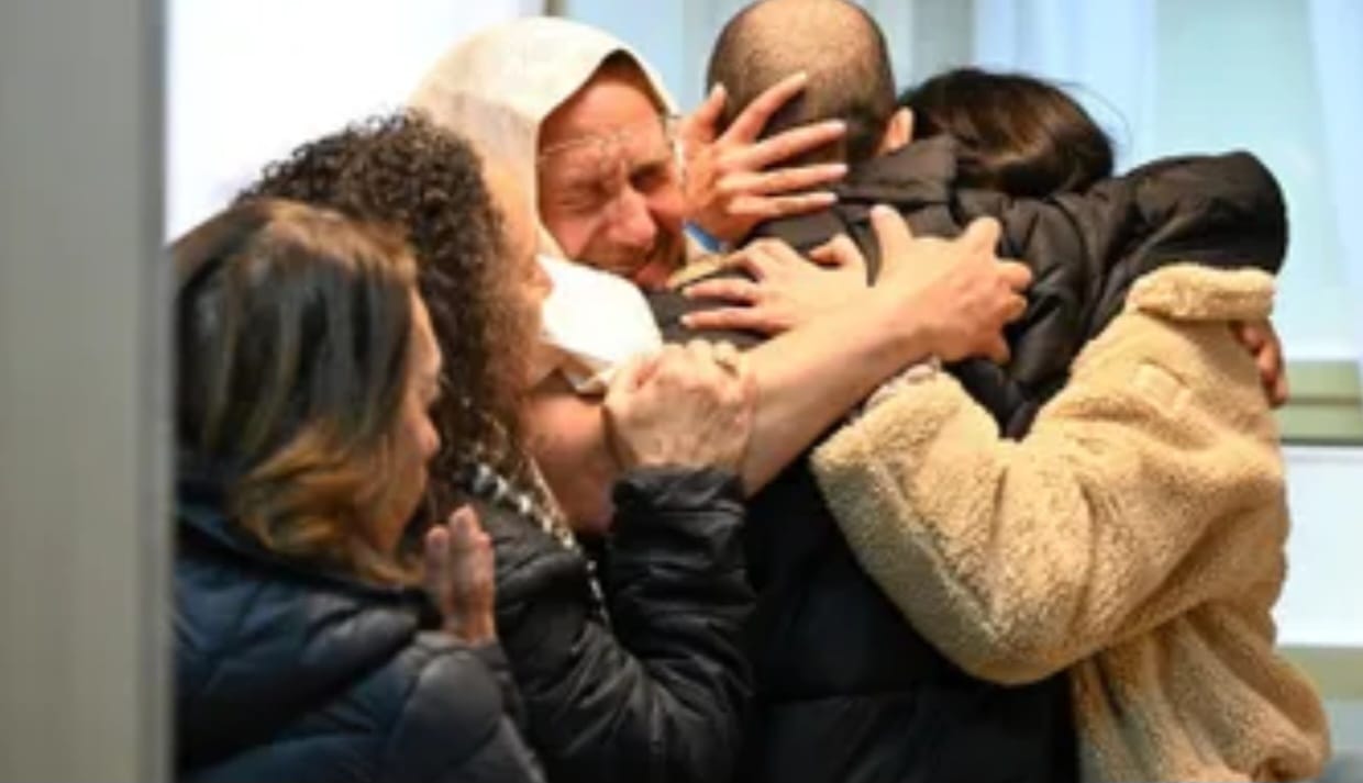 אלי שרעבי מתאחד עם משפחתו בבית החולים. צילום: חיים צח לע"מ