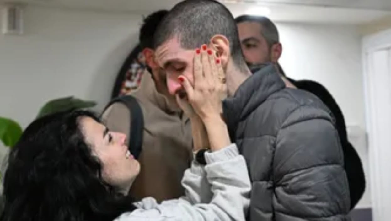 אור לוי נפגש עם בני משפחות בבית החולים. צילום: חיים צח לע"מ