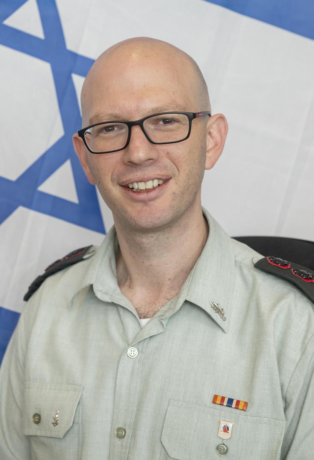 מערכת "אחלה ניוז" עם הדיווח הבא צילום: דוברות משרד הביטחון