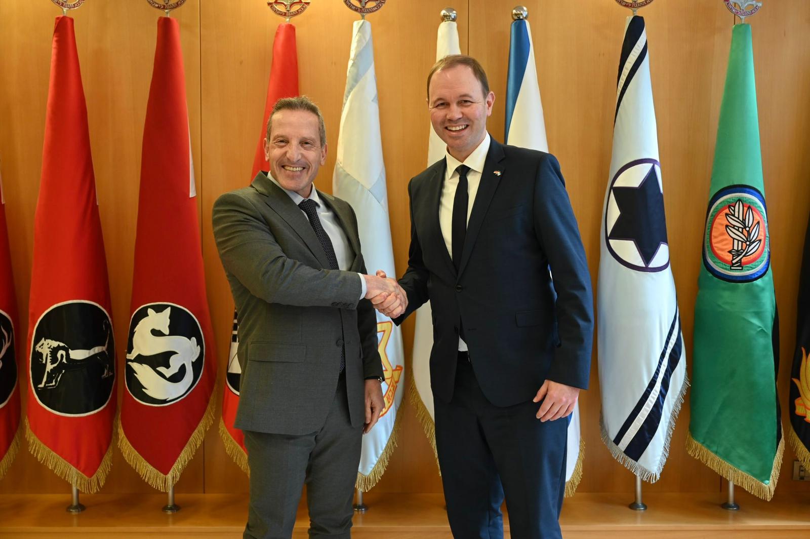 מערכת "אחלה ניוז" עם הדיווח הבא צילום: דוברות משרד הביטחון