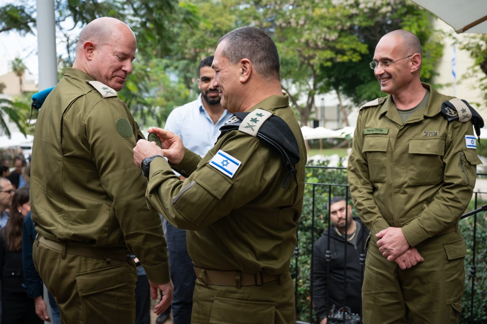 מערכת "אחלה ניוז" עם הדיווח הבא צילום: דובר צה"ל