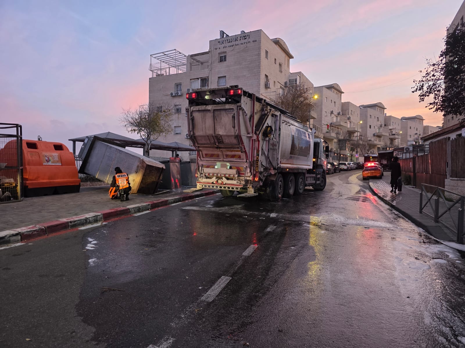 מערכת "אחלה ניוז" עם הדיווח הבא צילום: דוברות איחוד הצלה