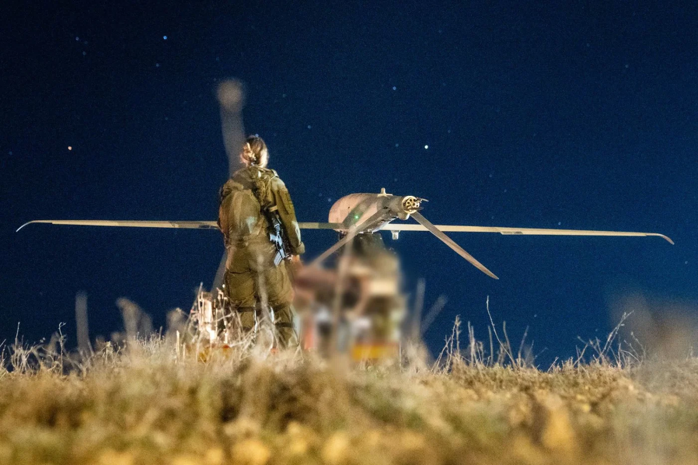 מערכת "אחלה ניוז" עם הדיווח הבא צילום: דובר צה"ל