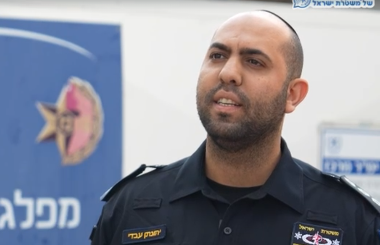 מערכת "אחלה ניוז" עם הדיווח הבא צילום: דוברות המשטרה