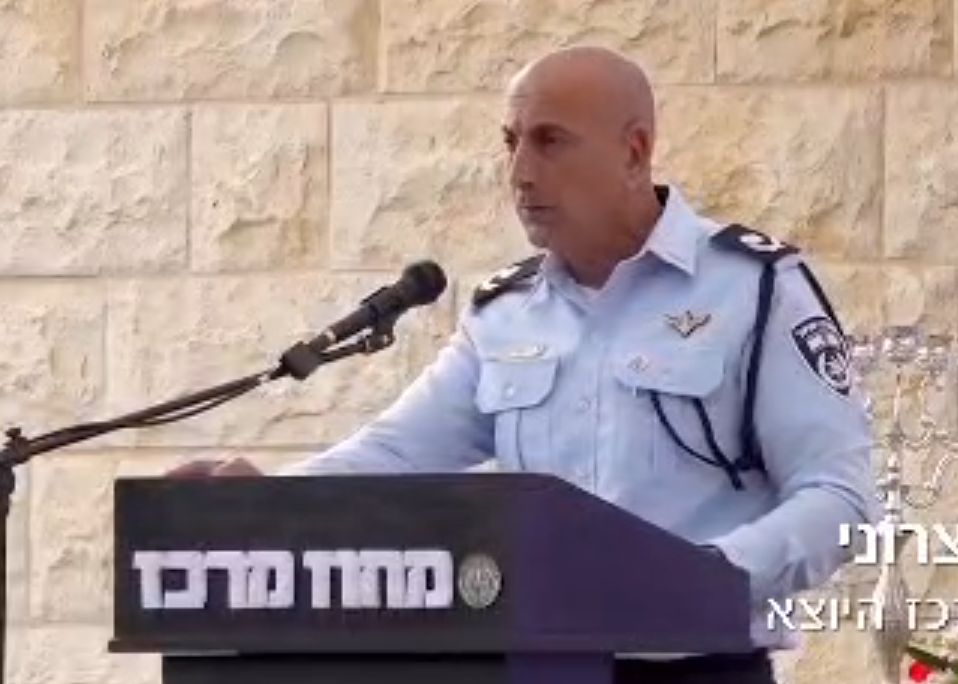 מערכת "אחלה ניוז" עם הדיווח הבא צילום: דוברות המשטרה