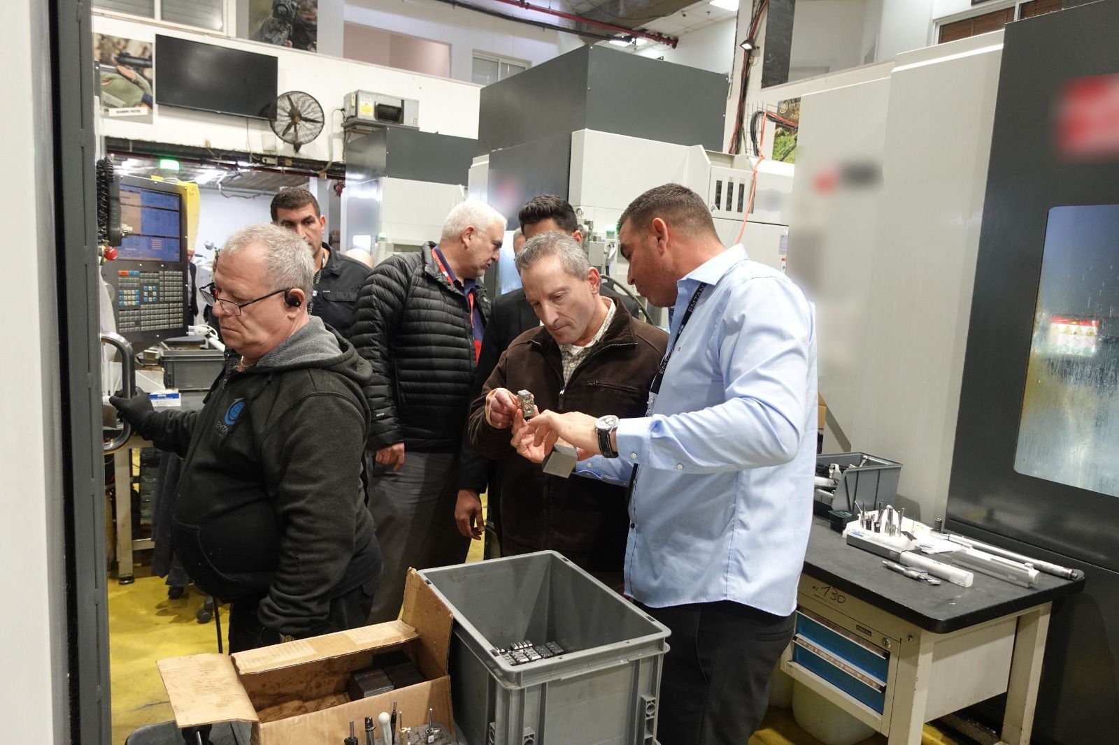 מערכת "אחלה ניוז" עם הדיווח הבא צילום: דוברות משרד הביטחון