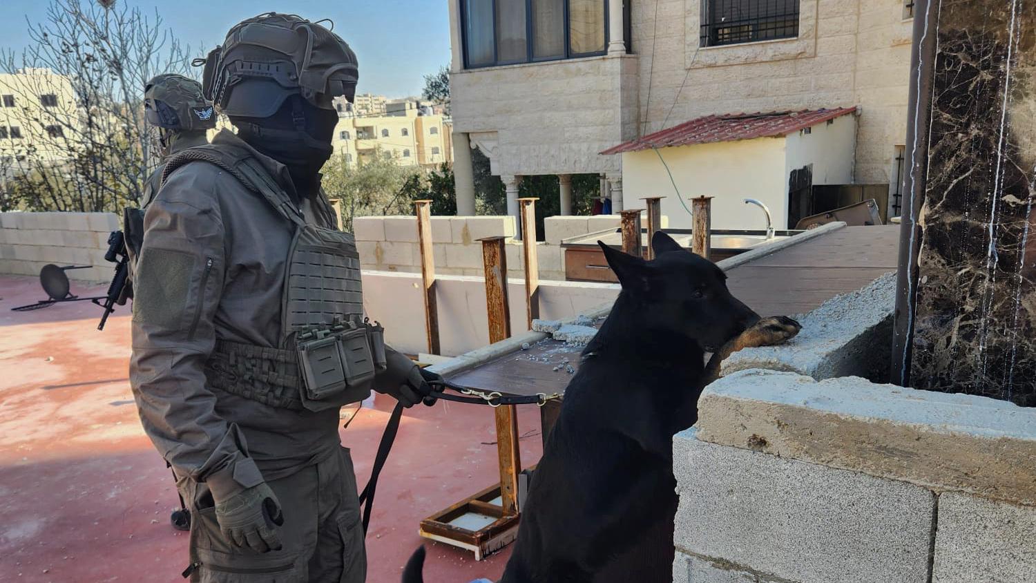 מערכת "אחלה ניוז" עם הדיווח הבא צילום: דוברות שירות בתי הסוהר