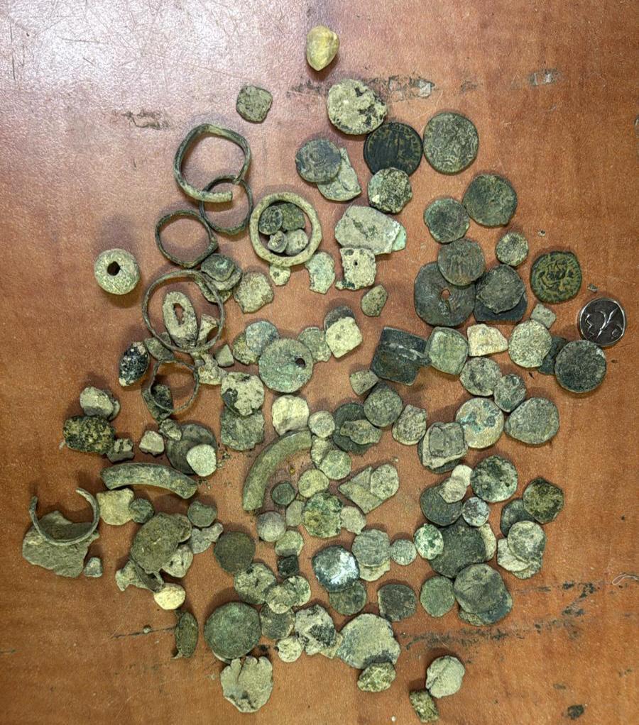 מערכת "אחלה ניוז" עם הדיווח הבא צילום: דוברות משרד הביטחון