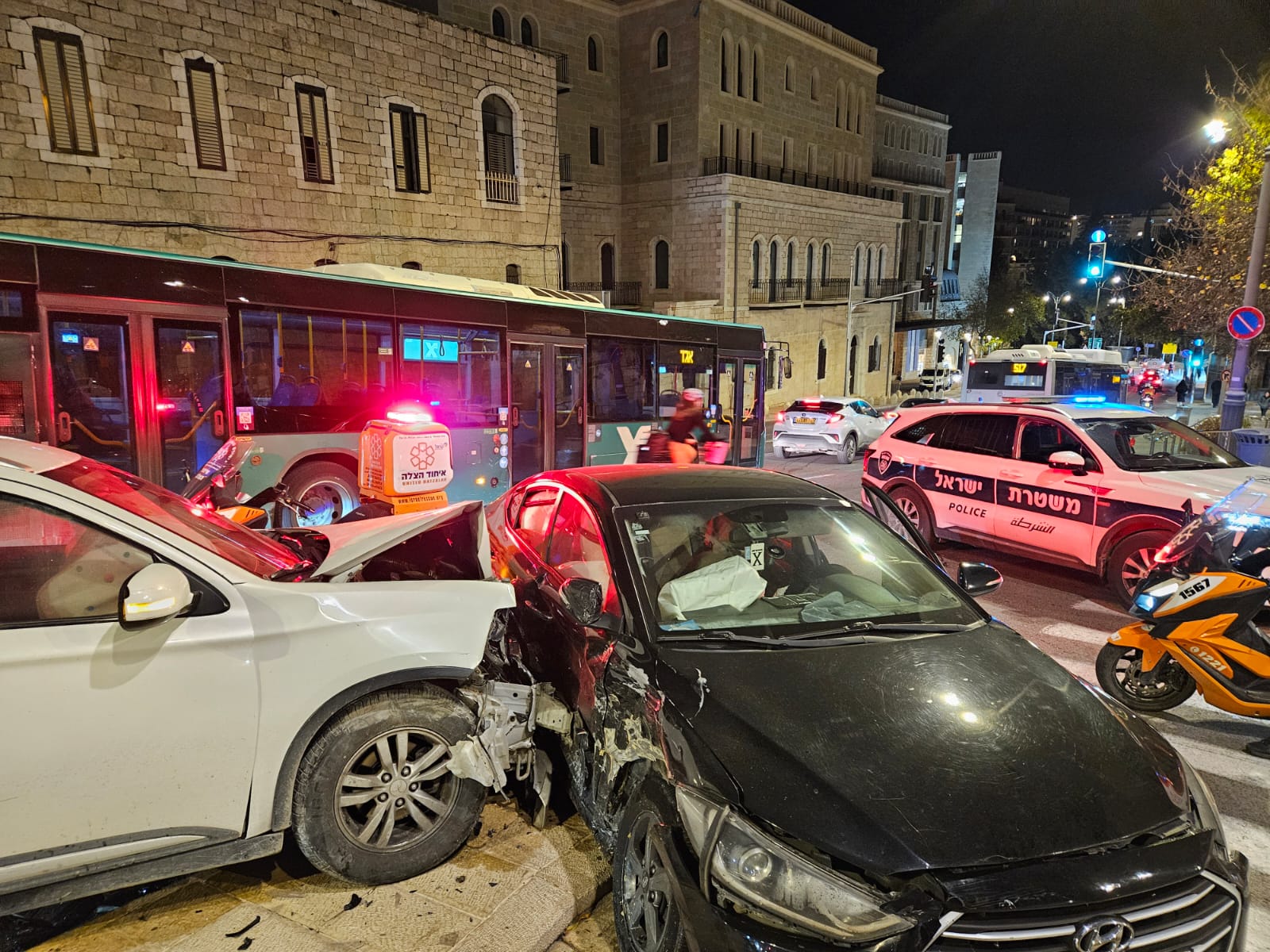 מערכת "אחלה ניוז" עם הדיווח הבא צילום: דוברות איחוד הצלה