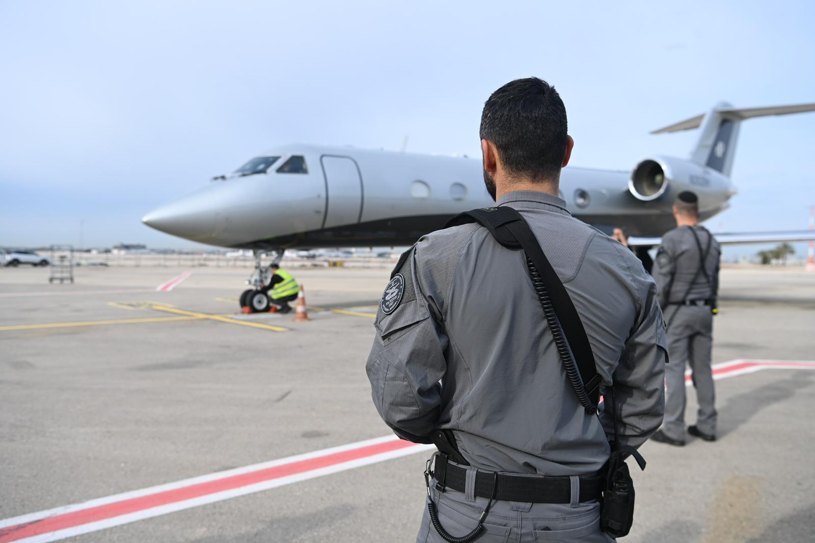 מערכת "אחלה ניוז" עם הדיווח הבא צילום: דוברות שירות בתי הסוהר