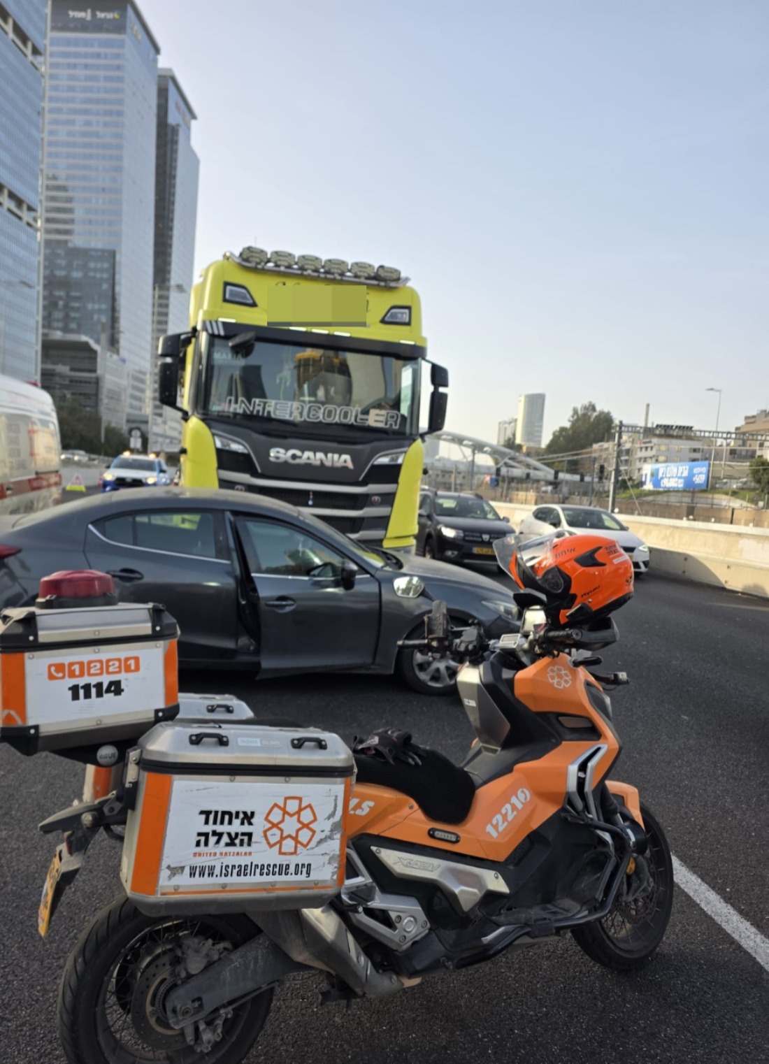 מערכת "אחלה ניוז" עם הדיווח הבא צילום: דוברות איחוד הצלה