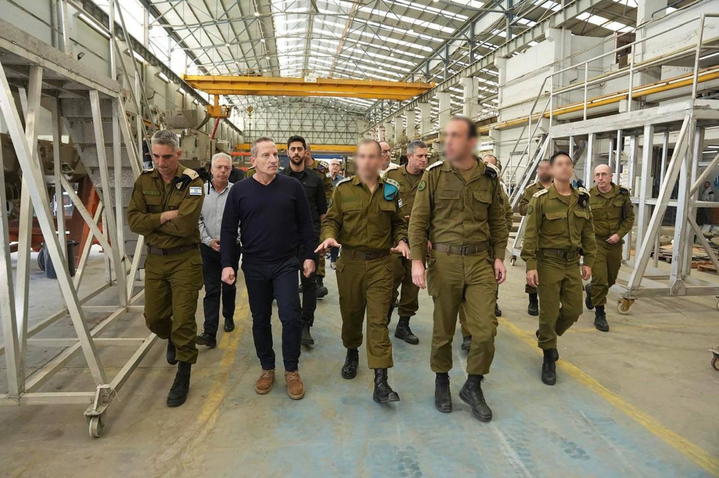 מערכת "אחלה ניוז" עם הדיווח הבא צילום: דוברות משרד הביטחון