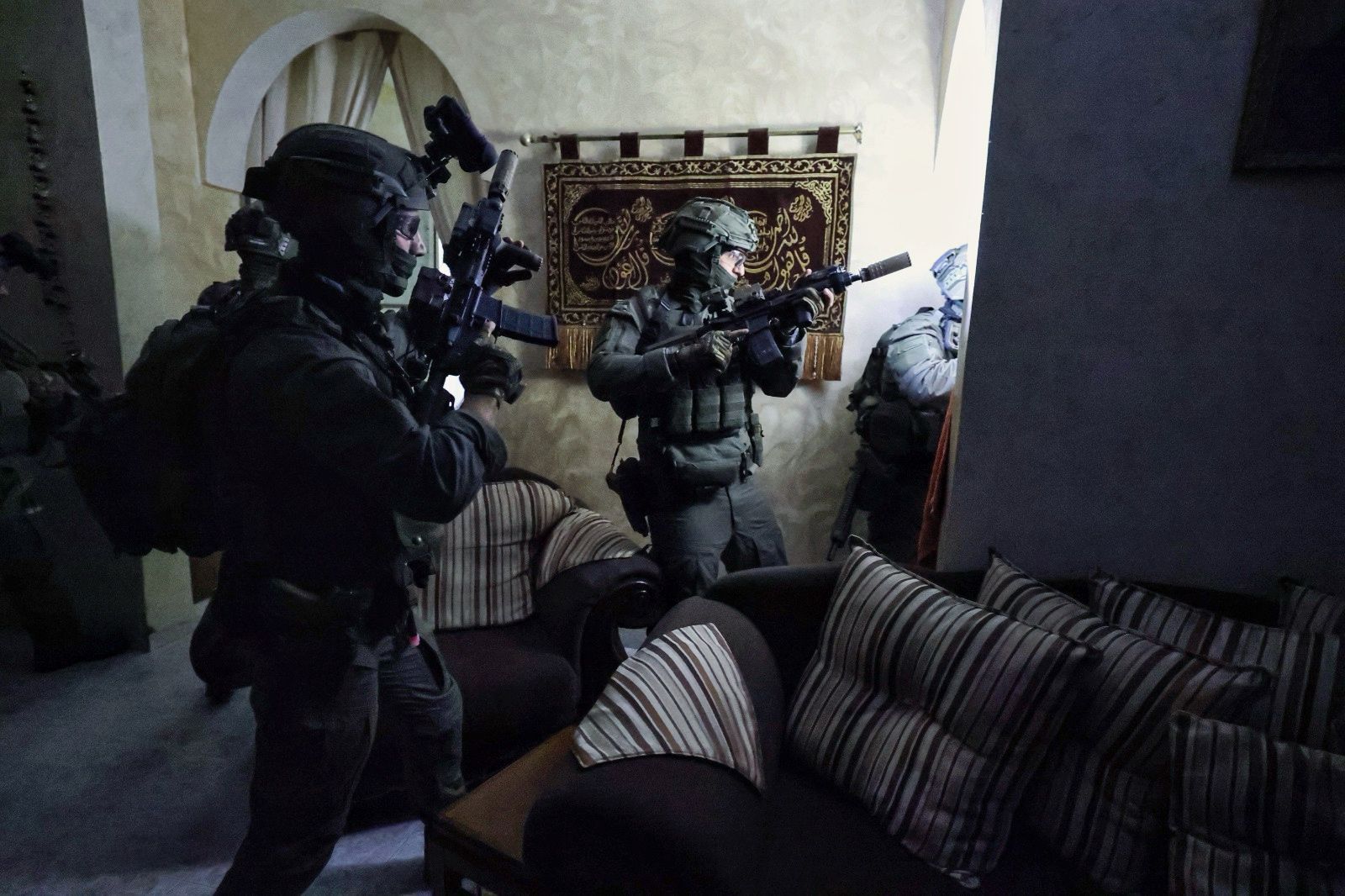 מערכת "אחלה ניוז" עם הדיווח הבא צילום: דוברות שירות בתי הסוהר