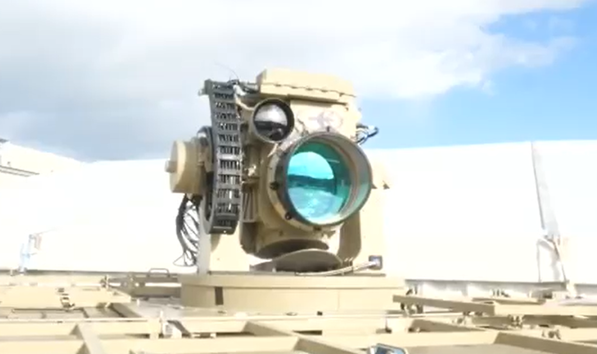 מערכת "אחלה ניוז" עם הדיווח הבא צילום: דוברות משרד הביטחון