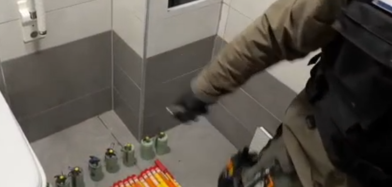 מערכת "אחלה ניוז" עם הדיווח הבא צילום: דוברות המשטרה