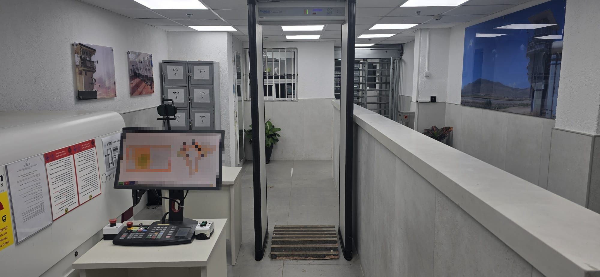 מערכת "אחלה ניוז" עם הדיווח הבא צילום: דוברות שירות בתי הסוהר