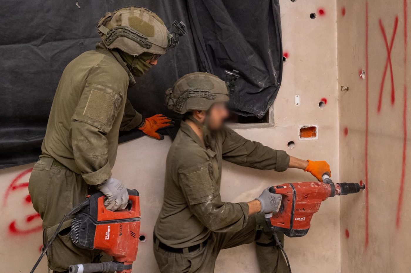 מערכת "אחלה ניוז" עם הדיווח הבא צילום: דובר צה"ל