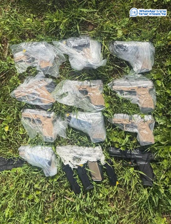 מערכת "אחלה ניוז" עם הדיווח הבא צילום: דוברות המשטרה