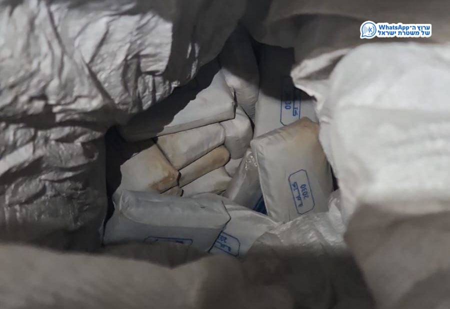 מערכת "אחלה ניוז" עם הדיווח הבא צילום: דוברות המשטרה