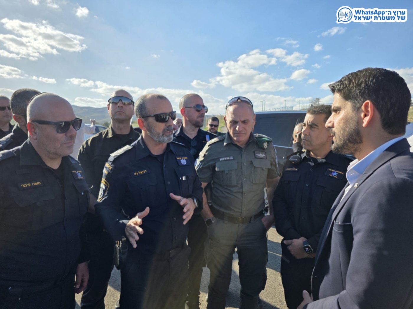 מערכת "אחלה ניוז" עם הדיווח הבא צילום: דוברות המשטרה