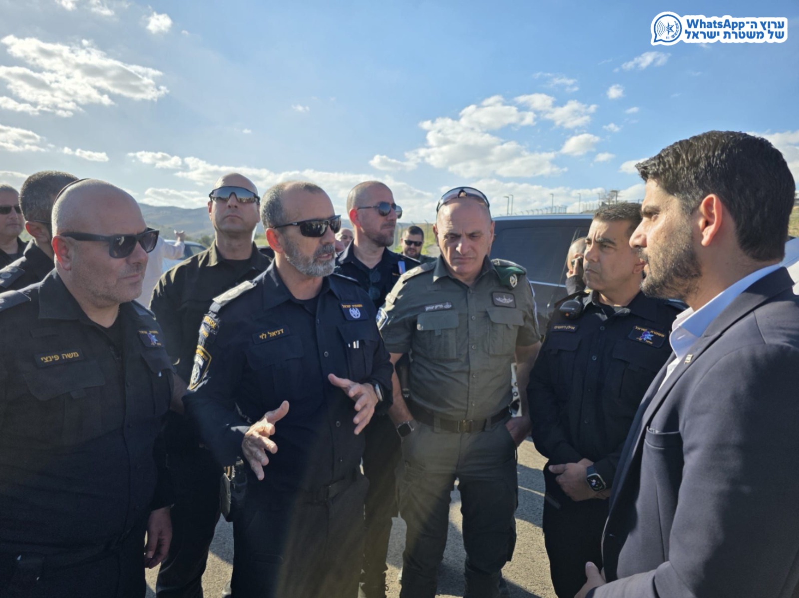 מערכת "אחלה ניוז" עם הדיווח הבא צילום: דוברות המשטרה