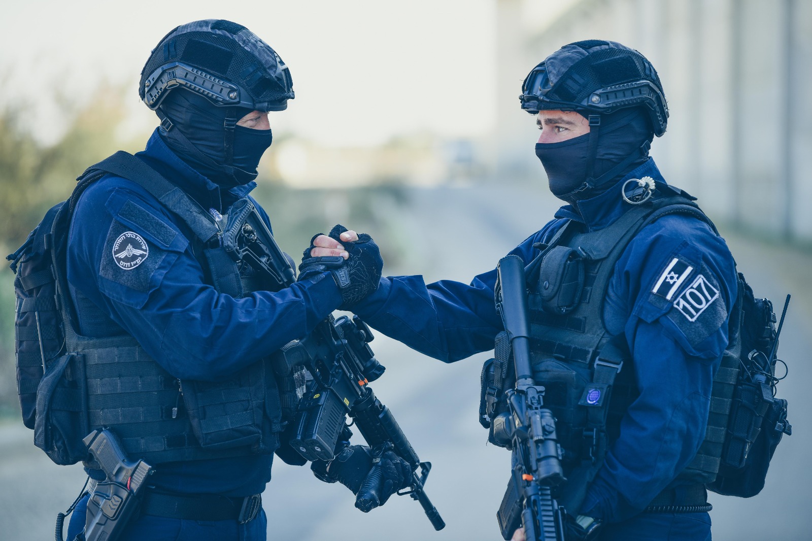 מערכת "אחלה ניוז" עם הדיווח הבא צילום: דוברות המשטרה