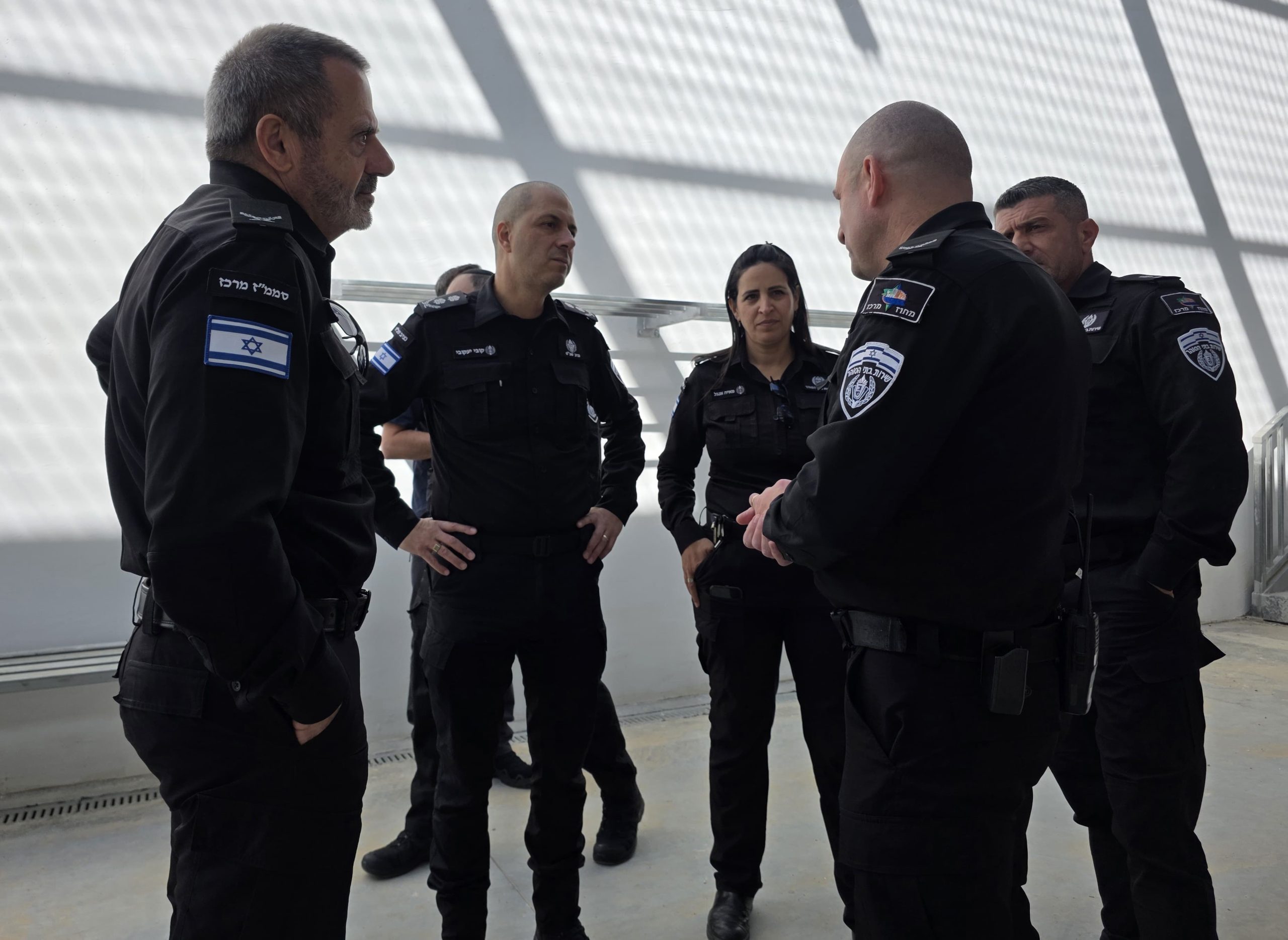 מערכת "אחלה ניוז" עם הדיווח הבא צילום: דוברות המשטרה